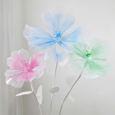 Flor de papel de espuma rosa para decoração de casamento no cenário do palco
